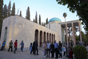 Los mausoleos de Hafez y Saadi en el Noruz de 1401