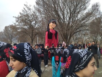 برگزاری مراسم نوروزانه (عیدی) با حضور گروه «لستوک» در بوکان