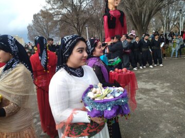 برگزاری مراسم نوروزانه (عیدی) با حضور گروه «لستوک» در بوکان