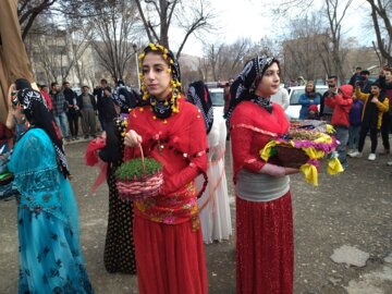 برگزاری مراسم نوروزانه (عیدی) با حضور گروه «لستوک» در بوکان