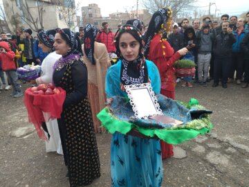 برگزاری مراسم نوروزانه (عیدی) با حضور گروه «لستوک» در بوکان