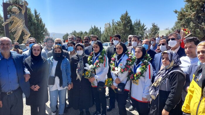 قهرمانان هندبالیست ملایری با استقبال مسئولان وارد شهرستان شدند
