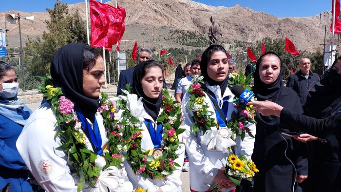 قهرمانان هندبالیست ملایری با استقبال مسئولان وارد شهرستان شدند