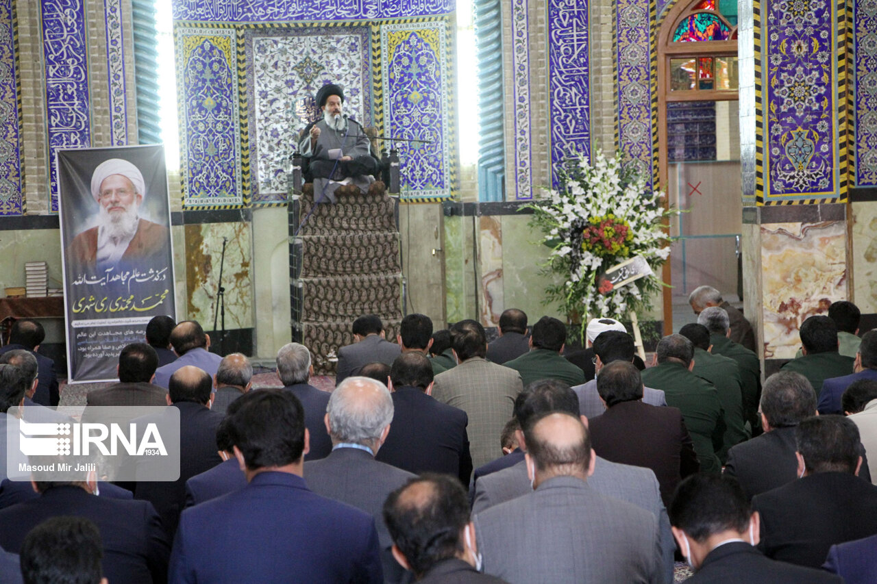 مرحوم آیت الله ری شهری در اوج روزهای سخت خدمتگزار انقلاب بود مرحوم آیت الله ری شهری در اوج روزهای سخت خدمتگزار انقلاب بود