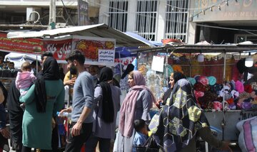 گردشگران نوروزی در بازار تجاری گناوه