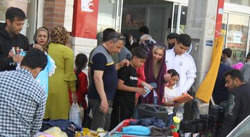 گردشگران نوروزی در بازار تجاری گناوه