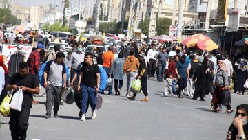 گردشگران نوروزی در بازار تجاری گناوه