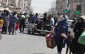 گردشگران نوروزی در بازار تجاری گناوه