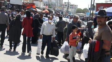 گردشگران نوروزی در بازار تجاری گناوه