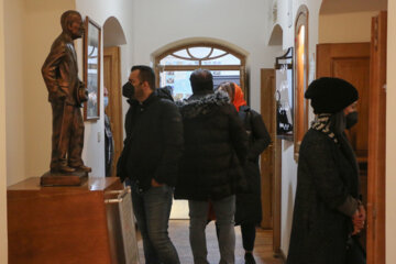 Tebriz Kaçar Müzesi'ndeki turistler