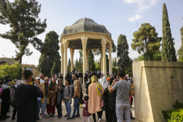 گردشگران نوروزی در آرامگاه حافظ