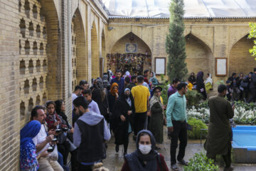 گردشگران نوروزی در آرامگاه حافظ