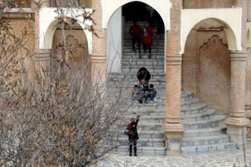 گردشگران نوروزی در عمارت خسروآباد سنندج