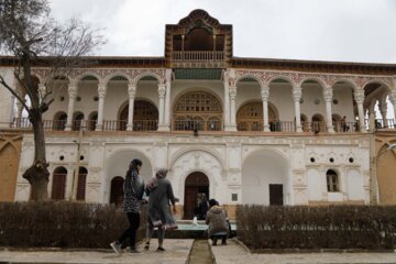 گردشگران نوروزی در عمارت خسروآباد سنندج