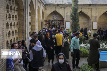 Iran: les touristes aux mausolées des poètes Saadi et Hâfez à Shiraz