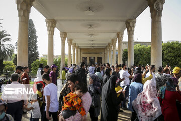 Iran: les touristes aux mausolées des poètes Saadi et Hâfez à Shiraz