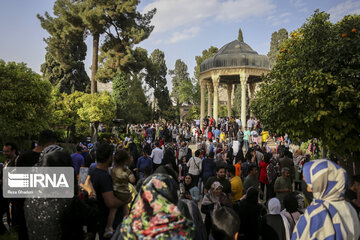 Iran: les touristes aux mausolées des poètes Saadi et Hâfez à Shiraz