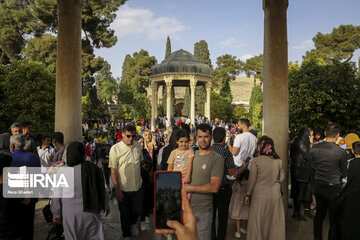 Iran: les touristes aux mausolées des poètes Saadi et Hâfez à Shiraz