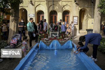 Iran: les touristes aux mausolées des poètes Saadi et Hâfez à Shiraz