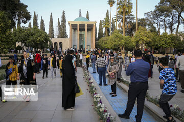 Iran: les touristes aux mausolées des poètes Saadi et Hâfez à Shiraz