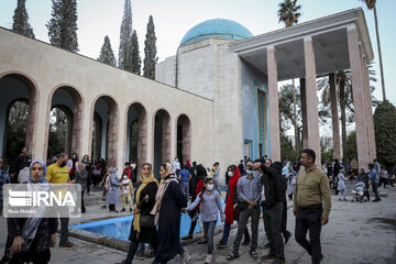 Iran: les touristes aux mausolées des poètes Saadi et Hâfez à Shiraz