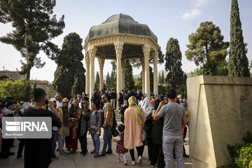 Iran: les touristes aux mausolées des poètes Saadi et Hâfez à Shiraz