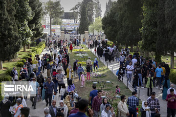 Iran: les touristes aux mausolées des poètes Saadi et Hâfez à Shiraz