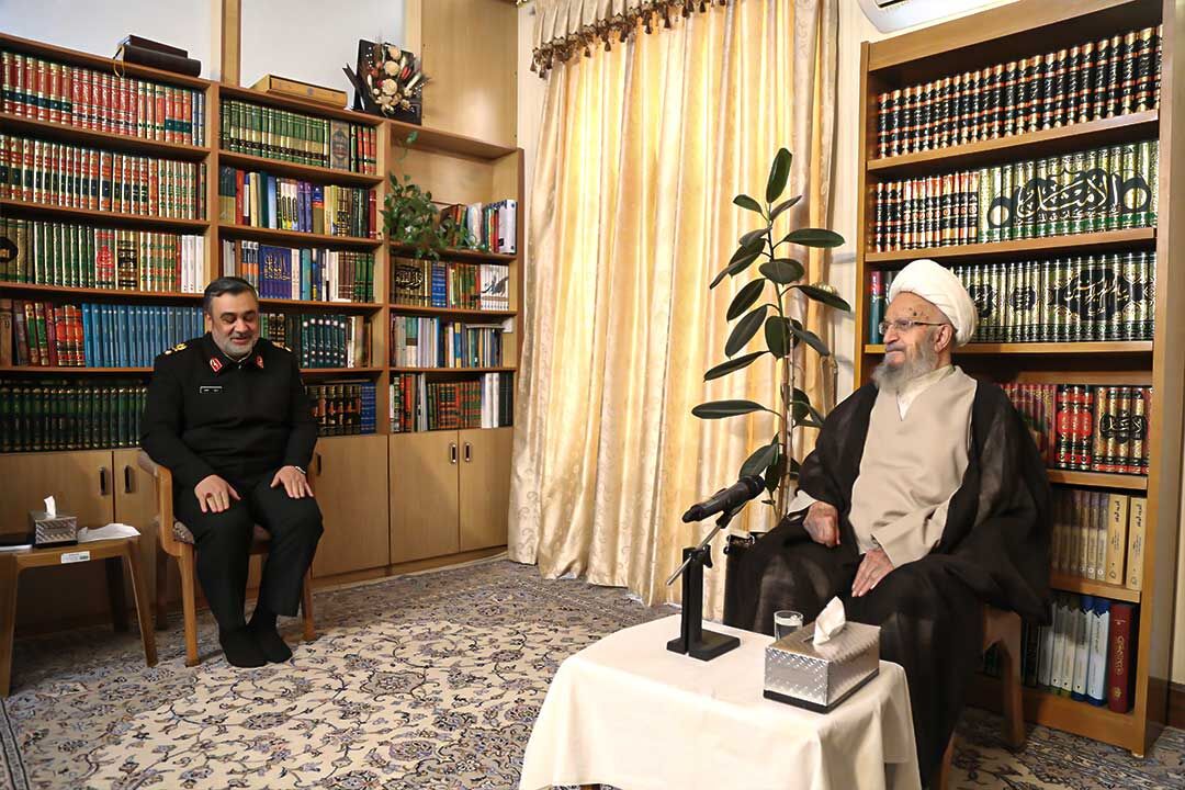 آیتالله مکارم شیرازی: مسائل دینی به پرسنل نیروی انتظامی آموزش داده شود