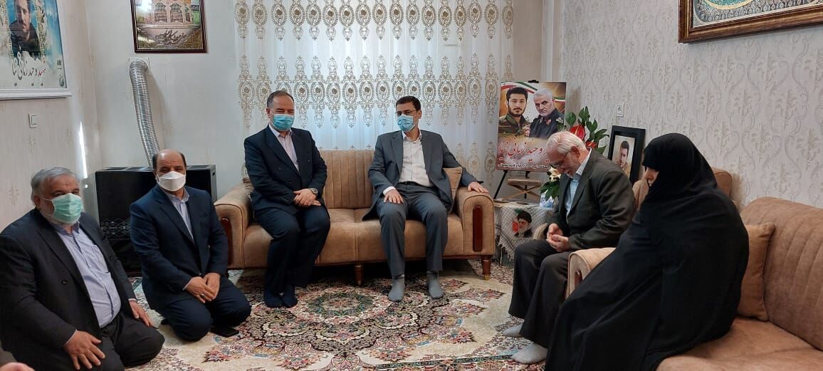 خانواده شهدا طلایهداران عزت و اقتدار کشور هستند خانواده شهدا طلایهداران عزت و اقتدار کشور هستند