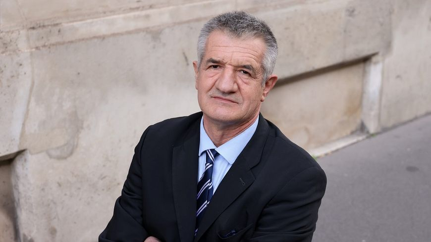 انتخابات فرانسه؛ چه کسانی برای تصاحب الیزه رقابت میکنند؟