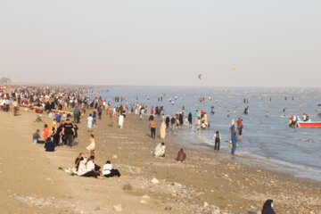 گردشگران نوروزی در ساحل پارک غدیر بندرعباس
