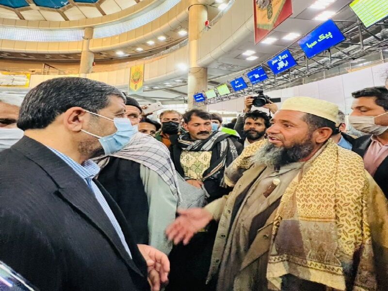 وزیر میراث‌فرهنگی و گردشگری پای درددل مسافران در پایانه مسافربری مشهد نشست