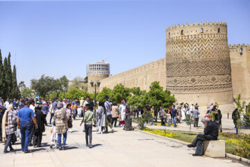 Norouz 2022 en Iran : les voyageurs dans le complexe historique de Zandieh de Chiraz au sud