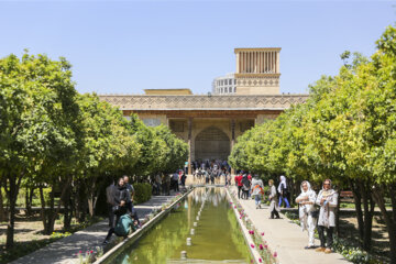 گردشگران نوروزی در مجموعه ی تاریخی زندیه شیراز