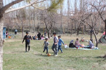 伊朗全国各地欢度波斯新年自然日