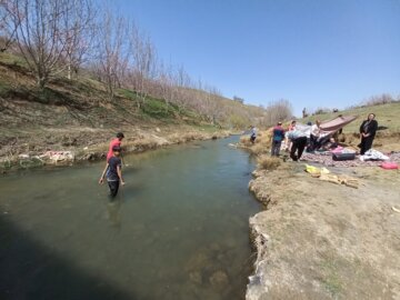 روز طبیعت در کنار پل تاریخی قلعه حاتم بروجرد