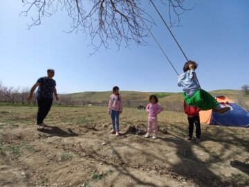 روز طبیعت در کنار پل تاریخی قلعه حاتم بروجرد