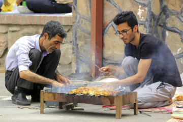 Les Iraniens marquent la journée de la Nature et disent adieu aux vacances de Norouz
