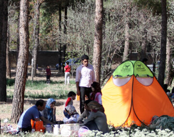 Les Iraniens marquent la journée de la Nature et disent adieu aux vacances de Norouz
