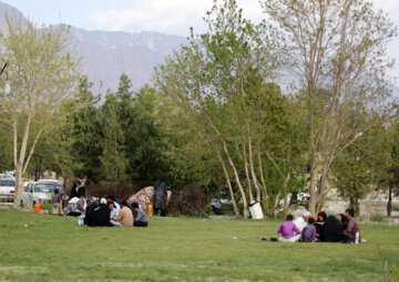 Les Iraniens marquent la journée de la Nature et disent adieu aux vacances de Norouz
