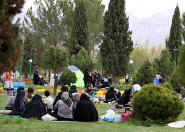 Les Iraniens marquent la journée de la Nature et disent adieu aux vacances de Norouz.