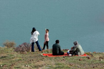 Les Iraniens marquent la journée de la Nature et disent adieu aux vacances de Norouz
