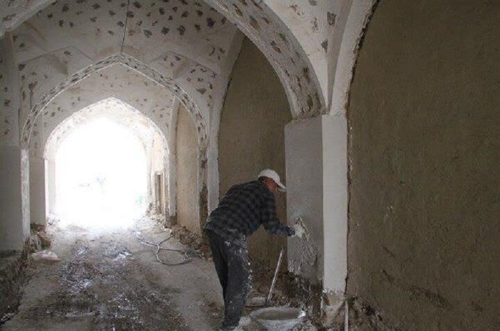 مرمت ۲ بنای تاریخی و گردشگری شهر لار در حال انجام است