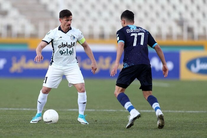 دستان حجازی روی شانههای مجیدی