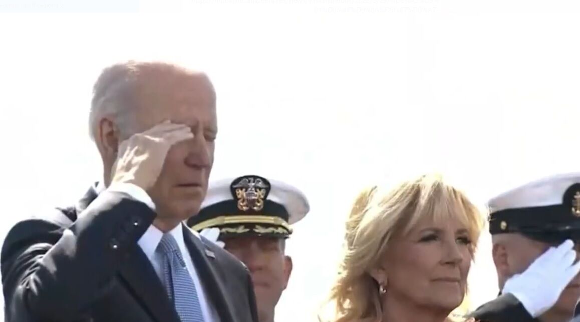 Biden a de nouveau fait une sieste lors de la cérémonie officielle