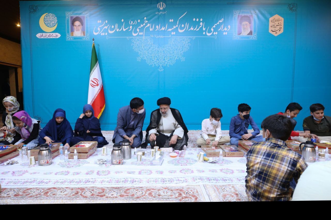 ایرانی صدر مملکت نے رمضان المبارک کے پہلے روز یتیموں کے ساتھ افطار کیا