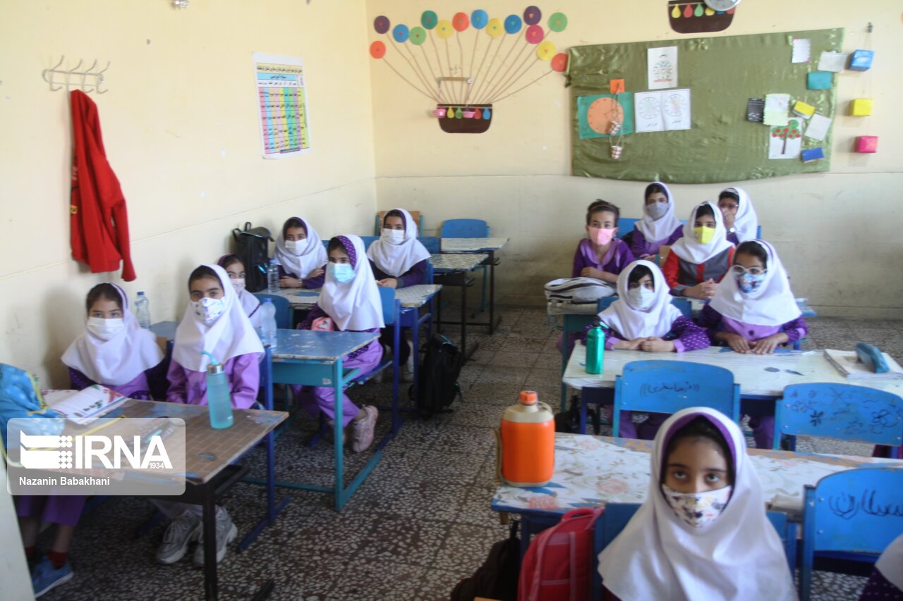 امکان آموزش حضوری چگونه برای دانش آموزان فراهم شد؟ / همکاری با وزارت بهداشت نقشه راهی ایمن برای بازگشایی