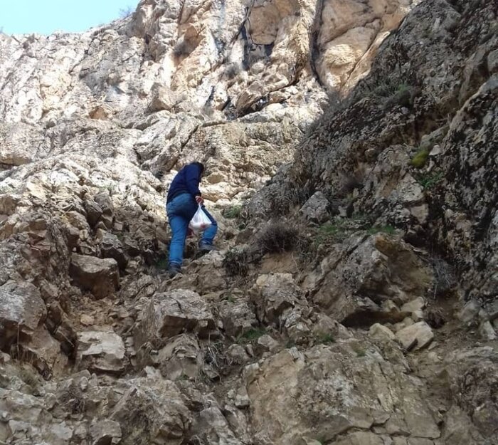 عبور معلم قزوینی از ۱۰ کیلومتر مسیر صخره ای برای رسیدن به مدرسه
