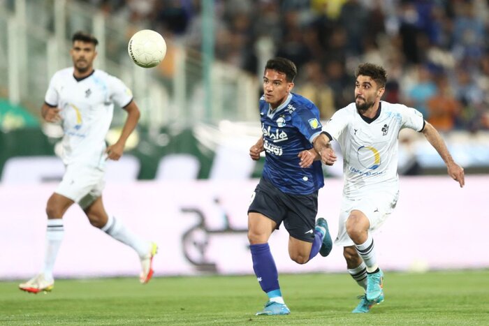 استقلال ۱۰ نفره هم نباخت/فرهاد هدیه پرسپولیس را پس فرستاد