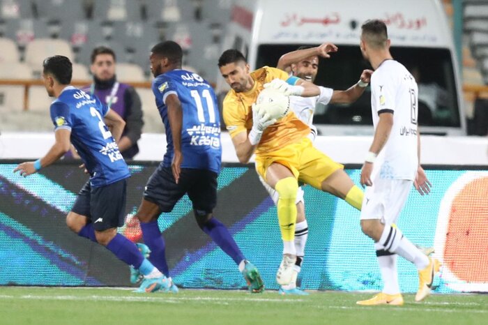 استقلال ۱۰ نفره هم نباخت/فرهاد هدیه پرسپولیس را پس فرستاد